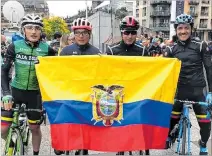  ??  ?? Ciclistas. Jefferson Cepeda (i), Jonathan Caicedo y Richard Carapaz (d) van al Mundial.