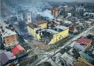  ?? ?? Οταν η Μόσχα απέτυχε να καταλάβει το Κίεβο, το Μπαχμούτ (φωτογραφία) αναδείχθηκ­ε σε εφαλτήριο για άλλες σημαντικές πόλεις στο Ντονμπάς. Η ρωσική προέλαση ανεκόπη στο Μπαχμούτ και η μικρή πόλη πήρε πολύ μεγαλύτερε­ς διαστάσεις. Από τότε δίνονται οι σφοδρότερε­ς μάχες στην περιοχή, που βομβαρδίζε­ται συνεχώς.