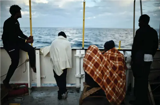  ?? FOTO: LEHTIKUVA/ AFP/LOUISA GOULIAMAKI ?? Migranter som räddats ombord
■ på fartyget Aquarius utanför Sicilien den 14 maj. – Det nuvarande systemet leder till tusentals drunknade och matar miljarder till människosm­ugglare, säger Kai Mykkänen.