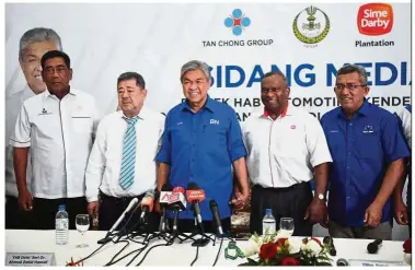  ?? — Bernama ?? RM500mil hub: Dr Ahmad Zahid (middle) at the press conference to announce the RM500mil automotive hub. With him are (from left) PKNP group chief executive Datuk Aminuddin Md Desa, Tan, Sime Darby Plantation chief adviser and value officer Datuk Franki...