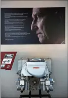  ??  ?? Au-dessus d’un très rare moteur marin Porsche à refroidiss­ement par air, la figure du fondateur veille sur une collection unique au monde.