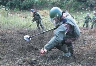  ?? HAO JIN / FOR CHINA DAILY ?? Soldiers detect and mark land mines during a mine-sweeping mission in Wenshan, Yunnan province, on Monday.