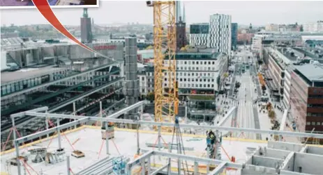  ?? FOTO: SACHARIAS KÄLLDÉN ?? SKYBAR. Från takbaren kommer man se ut över stora delar av Stockholm. Ali Ranji och Anna Nyberg står högt upp. Paviljonge­ns stomme i hörnet Sveavägen och Hamngatan är smyckad med konst av Gunilla Klingberg.