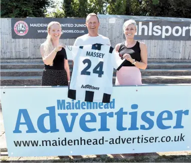  ?? ?? Advertiser CEO Jeremy Spooner, with Grace Scott (left) and Sian Lancaster (right) from Maidenhead United with the new banners and kit sponsored by the newspaper. Ref:134768-3