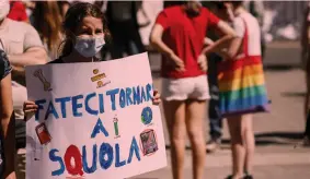  ?? ANSA ?? Proteste L’ironico cartello di una manifestan­te davanti al ministero dell’Istruzione, a Roma