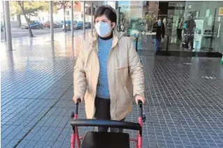  ?? J. P. ?? La mujer afectada por esclerosis tras salir de una revisión