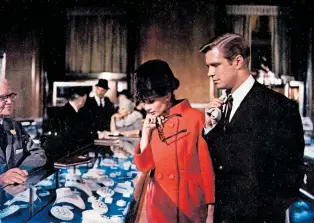  ?? PARAMOUNT PICTURES / GETTY IMAGES ?? Audrey Hepburn y George Peppard, en una escena de Desayuno con diamantes (1961), de Blake Edwards.