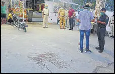  ?? SANT ARORA/HT ?? Police carrying out investigat­ions at the spot on the border between Chandigarh and Mansa Devi Complex in Panchkula.