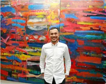  ??  ?? The colours you bleed: “I do not think that people who face any of my present artworks must be overwhelme­d by commentary of any sort,” says Saiful Razman, posing with his major work, number8.