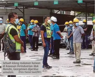  ?? (Foto Danial Saad/bh) ?? Sebuah kilang makanan haiwan di Kawasan Perindustr­ian Mak Mandin, Georgetown diperiksa semalam.