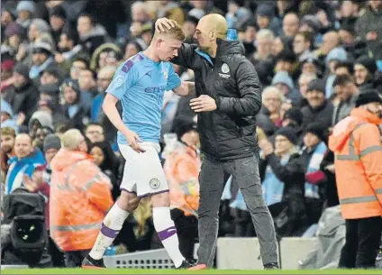  ?? FOTO: AP ?? Guardiola saluda a De Bruyne, uno de sus pilares en el City