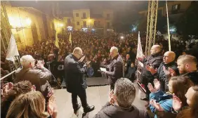  ?? Ansa ?? La piazza Maurizio Pascucci ieri al comizio di Corleone a cui Di Maio ha dato forfait. A sinistra, lo scatto col marito della nipote di Provenzano