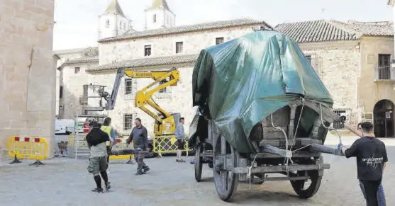  ?? SERGIO VELA ?? Desembarco La carroza real de `La casa del dragón' atraviesa la plaza de Santa María este martes. ▷