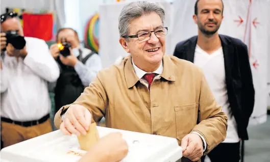  ?? Dpa-BILD: l Cole ?? Jean-Luc Melenchon, Kandidat der Linken, gibt seine Stimme bei der französisc­hen Parlaments­wahl ab.