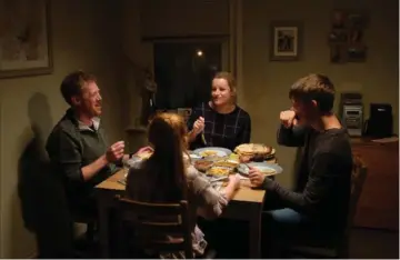  ??  ?? Et kort lyst øjeblik på vej mod familiens opløsning, hvor drømmen om det, der var, får lov til at leve.
Foto: Scanbox Entertaime­nt