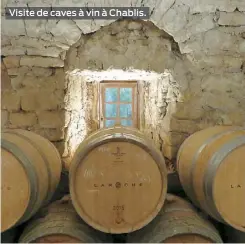  ??  ?? Visite de caves à vin à Chablis.