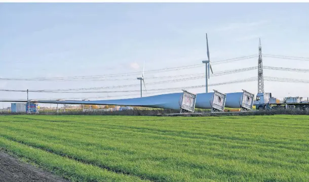  ?? FOTO: WALTER ?? Die Rotoren für die neue Windenergi­eanlage in Gill liegen bereits einbaufert­ig am Ingendorfe­r Weg. Der Mast soll im Dezember errichtet werden.