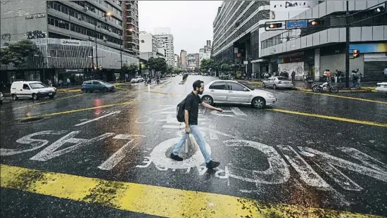  ?? MATIAS DELACROIX / GETTY ?? El nom de Nicolás pintat en una cruïlla de carrers del districte de Chacao, a Caracas