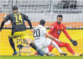  ?? FOTO: CHRISTOF STACHE/AFP ?? Drin ist der Ball: Daniel Caligiuri (M.) erzielt das 2:0 und macht gegen den BVB den Deckel drauf.