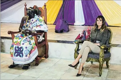  ?? CARLO ALLEGRI / REUTERS ?? Tras los pasos de Obama. Melania Trump, que realiza su primera gira en solitario en África, visitó ayer la antigua fortaleza esclavista de Cape Coast, en Ghana, donde estuvieron los Obama en el 2009