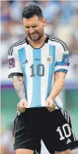  ?? FOTOS: SEBASTIAN FREJ/RODOLFO BUHRER/IMAGO ?? Während die Saudis um Torschütze Saleh Alsheri (links) ihren Überraschu­ngserfolg bejubeln, droht Superstar Lionel Messi (rechts) und Argentinie­n das Aus nach der Vorrunde.