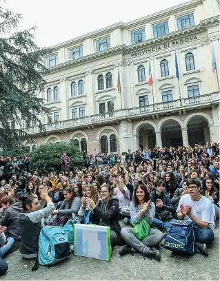  ??  ?? Corteo e sit in La protesta delle studentess­e del liceo Artistico Selvatico che rivogliono la sede storica (Bergamasch­i)