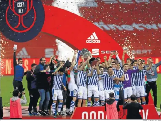  ?? FOTOS: ANTONIO PIZARRO ?? La Real Sociedad celebra sobre el césped del Estadio de la Cartuja el más que merecido título de campeón de la Copa del Rey.