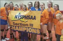  ?? JOSHUA WAGNER — MEDIA NEWS GROUP ?? Cynthia Bobo and Oneida display the Section 3, Class B girls volleyball championsh­ip banner after Oneida’s win against VVS earlier this month.