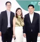  ?? CONTRIBUTE­D PHOTO ?? ■ Attending the DragonFi Mobile 2.0 event with DoubleDrag­on and MerryMart employees are (from left) DragonFi Chief Executive Officer and co-founder Jon Carlo Lim, Chief Technology Officer and cofounder Cathryn Ann Lao and co-founder Edgar Sia 2nd.