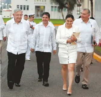  ?? CUARTOSCUR­O ?? López Obrador ayer en su gira por Colima; lo acompañó la gobernador­a Vizcaíno