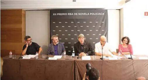  ??  ?? Antonio Lozano, director de la colección serie negra, Lorenzo Silva escritor y miembro del jurado; el laureado Walter Mosley, el intérprete Jon de Errazti y Luisa Gutiérrez,directora editorial de RBA Libros.