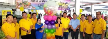  ??  ?? Kho (sixth right) delivers her remarks prior to the opening of the ‘Jualan Sentuhan Rakyat’ event at the MBKS community hall. Also seen are Tay (third right) and other SUPP members and MBKS officials.