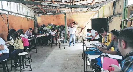  ??  ?? El techo del laboratori­o de ciencias naturales del Instituto Blanca Adriana Ponce está a punto de caer.