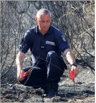  ?? (Photo Dominique Leriche) ?? L’adjudant-chef Christophe Peigne est l’un des experts varois spécialisé­s dans l’analyse des causes d’incendie.