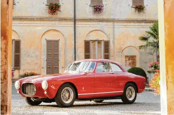  ?? Foto: Heritage Images, National Motor, akg ?? Mehr italienisc­he Eleganz geht fast nicht mehr: Ein – natürlich roter – Ferrari 212 aus dem Jahr 1953. Die sportliche Kultmarke aus Maranello bei Modena wird 70 Jahre alt.