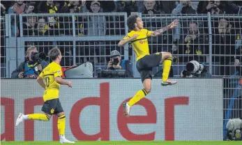  ?? FOTO: DPA ?? Gewohntes Bild: Zwei Dortmunder Spieler, hier Mario Götze (li.) und Axel Witsel, jubeln.