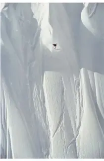  ??  ?? À droite, 360 engagé sur Birthday Bowl,
Haines AK. À gauche, boardslide
sur le spine. Three Amigos, Haines AK.