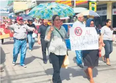  ??  ?? INDIGNADOS. Un grupo de pobladores de El Progreso se manifestó ayer en contra del ajuste a la tasa vial municipal.