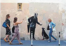  ?? FOTO: DPA ?? Dieses Graffito an einer Hauswand in Paris wird dem britischen StreetartK­ünstler Banksy zugeschrie­ben.