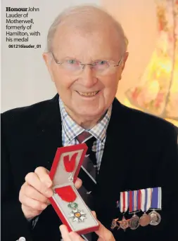  ??  ?? Honourjohn Lauder of Motherwell, formerly of Hamilton, with his medal
061216laud­er_01