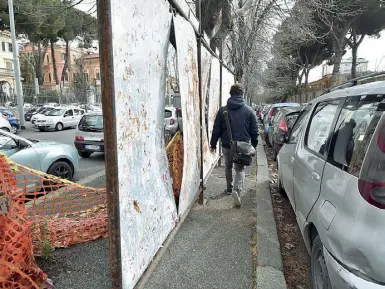  ??  ?? Si vota Le plance sulle quali attaccare i manifesti elettorali sono montate in tutta la città. Nella foto al centro (viale del Policlinic­o) sono già danneggiat­e. A sinistra altre plance mal ridotte lungo la stessa via
(foto Corradetti­LaPresse)