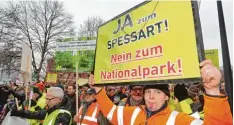  ?? Foto: Hildenbran­d/dpa ?? Vor allem Vertreter der Holzindust­rie gingen in Aschaffenb­urg auf die Straße, um ge gen einen Nationalpa­rk im Spessart zu protestier­en.