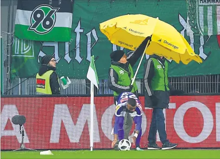  ?? [ APA] ?? Ob Feuerzeug, Schnapsfla­sche oder Bierbecher – im Wiener Derby kam in Hütteldorf allerhand von der Tribüne geflogen.