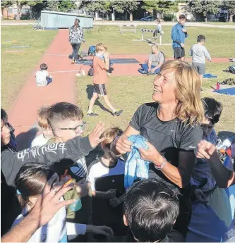  ?? FOTOS: EMMANUEL BIRANE-LA NUEVA. ?? PATRICIA Nadal recibe el cariño de los chicos en la pista "Armando Sensini".