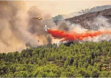  ?? FOTO: ROBER SOLSONA/DPA ?? Ein Hubschraub­er und ein Flugzeug bekämpfen einen Waldbrand in der Region Bejís nordwestli­ch von Valencia. Das Feuer hat bereits rund 4000 Hektar in einem Umkreis von 50 Kilometern zerstört.
