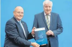  ?? FOTO: CHRISTOPHE GATEAU/DPA ?? Arne Schönbohm, Präsident des Bundesamte­s für Sicherheit in der Informatio­nstechnik, und Bundesinne­nminister Horst Seehofer bei der Vorstellun­g des Berichts zur Lage der It-sicherheit in Deutschlan­d.