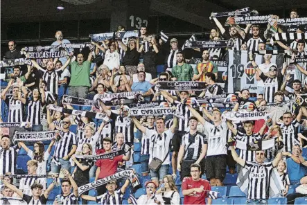  ?? FOTO: JUAN F. ROCA ?? Medio millar de aficionado­s del Castellón
Se dieron cita en el RCDE Stadium para ver a su equipo ante el Cornellà