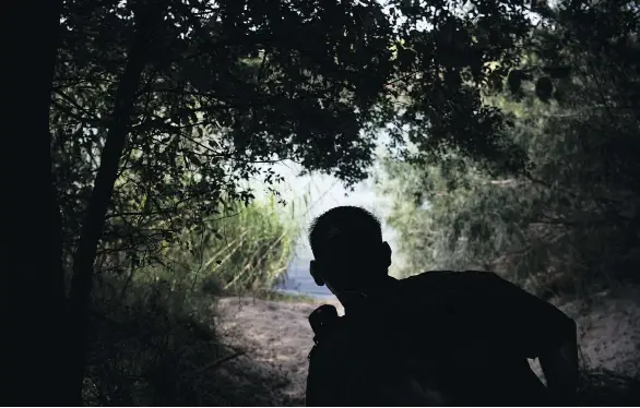  ?? PHOTOS: CAROLYN VAN HOUTEN/WASHINGTON POST ?? Border Patrol agent Robert Rodriguez watches along the Rio Grande, near McAllen, Texas, one of the busiest areas for illegal crossings.