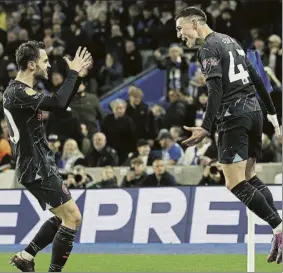  ?? FOTO: EFE ?? Foden celebra con Bernardo Silva el primer gol del inglés ayer ante el Brighton