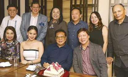  ??  ?? (Seated, from left) Angola Consul Helen Ong, Jazz Carreon, Narvacan, Ilocos Sur councilor Chavit Singson and Jess Bartolome; (standing, from left) your columnist, Dr. George Sarakinis, Aficionado Germany Perfume president and CEO Joel Cruz, Joy Fong,...